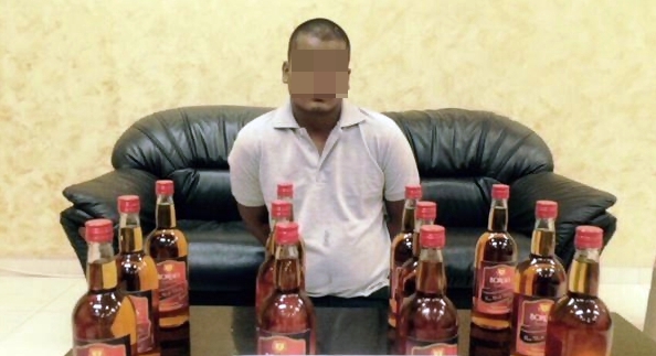 آسيوي تخصص بتجارة «المستورد» يسقط بـ 12 زجاجة في «المنقف»