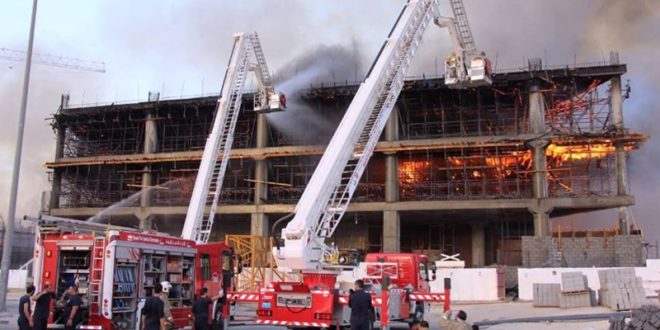 حريق ضخم مبنى قيد الإنشاء في «جنوب السرة»