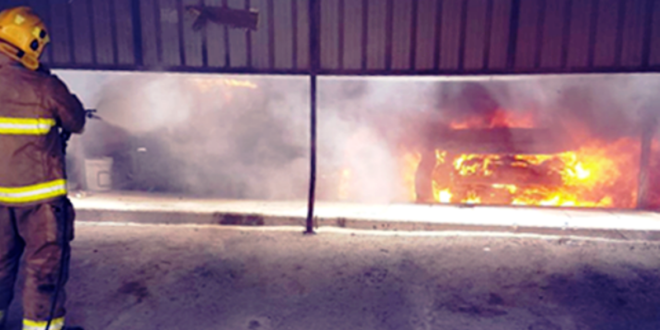 حريق يلتهم 3 مركبات أمام منزل في «جابر العلي»