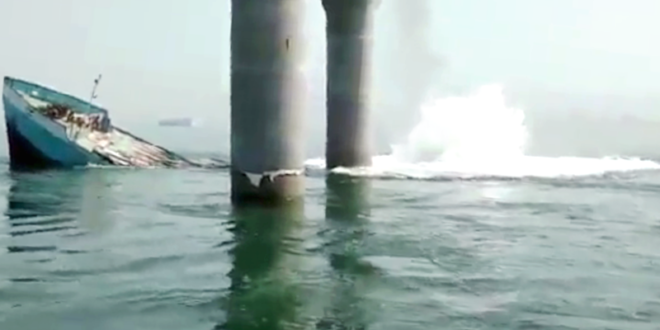 غرق سفينة إيرانية قرب جسر جابر الأحمد