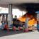 سرعة إخماد حريق مركبة في محطة وقود «خيطان» منعت كارثة
