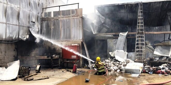 إصابة 5 إطفائيين بحريق مخزن في سكراب ميناء عبدالله