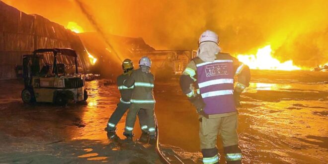«الإطفاء»: حريق مستودعات «ميناء عبدالله» متعمد
