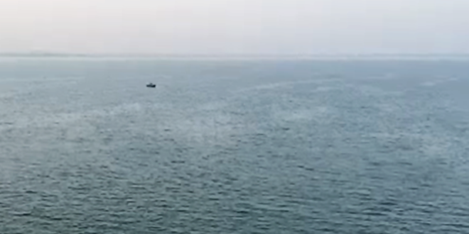 وفاة صياد مصري ونجاة آخرين بإطلاق نار من قراصنة في البحر