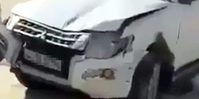 شخص يوثق انقلاب مركبته بسبب زحف الرمال على طريق ‏«أم صفق»
